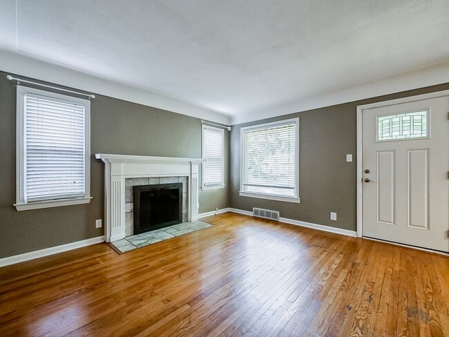 Building Photo - Charming Colonial in the Heart of Grosse P...