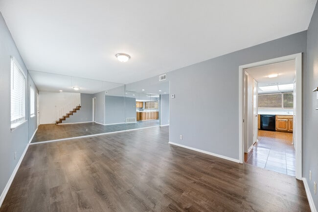 Building Photo - 10958 Crown Park