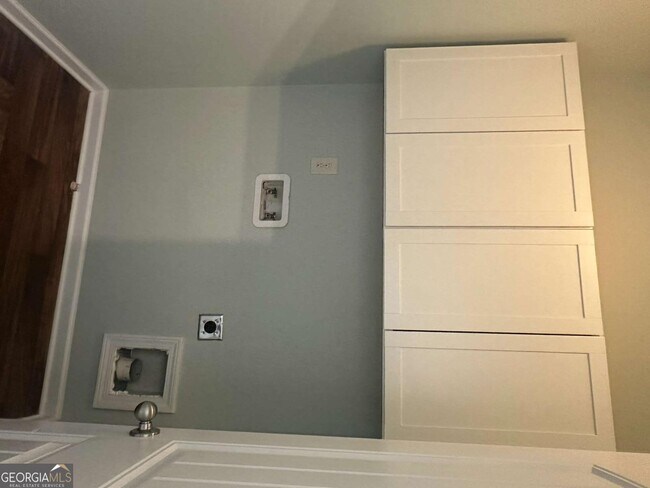 Building Photo - 403 Village View