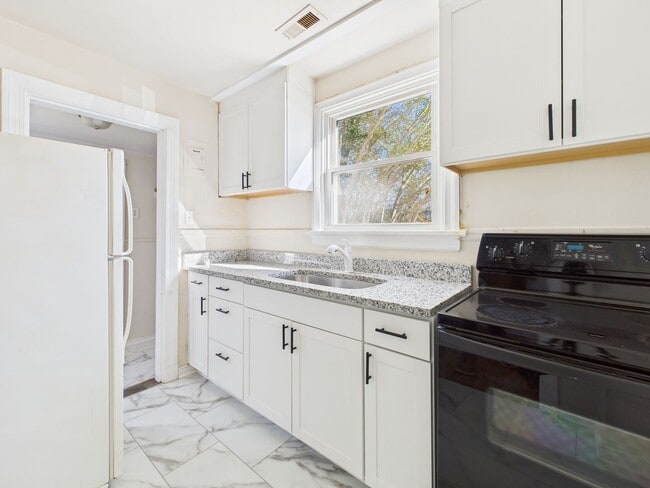 Building Photo - 500 Pelham Dr