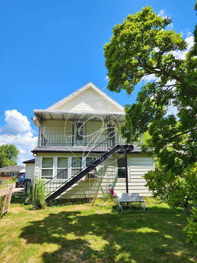 Building Photo - Updated West Toledo Upper unit! 2 Bedroom – Water Included!