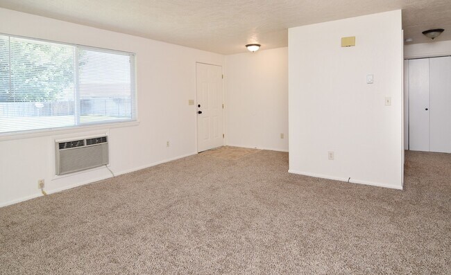 Building Photo - Spacious 2 Bedroom Duplex _ Pet Friendly!