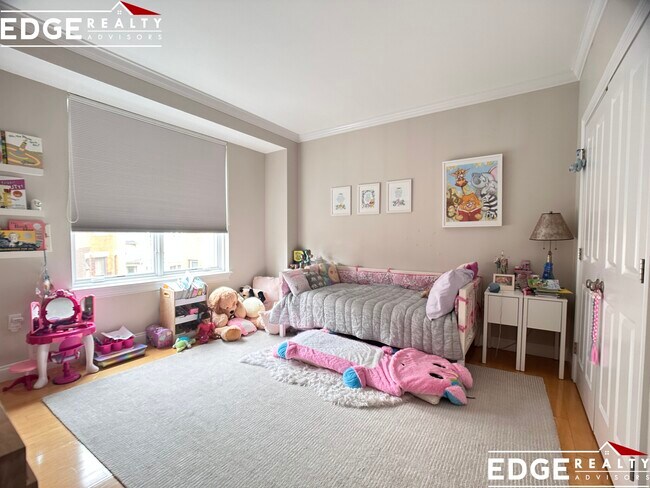 Building Photo - 1584 Beacon St