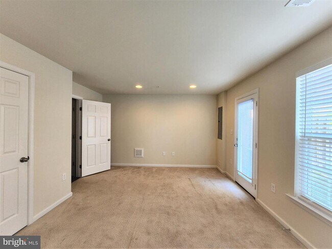 Building Photo - 6082 Forum Sq