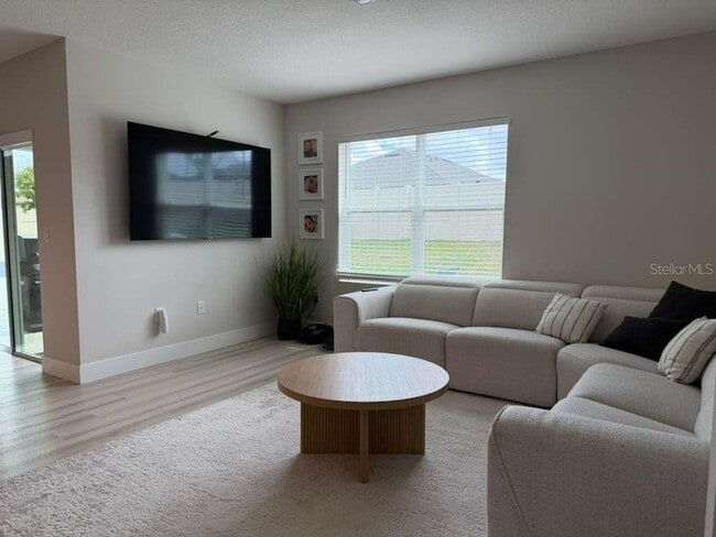 Building Photo - 33412 Country House Dr