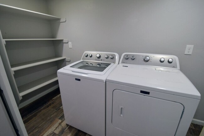 Building Photo - Modern 3 Bed 3 Bath - Less than 1 Mile to University of Arizona