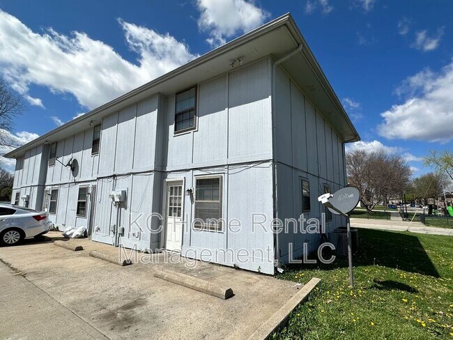 Building Photo - 808 SW Meadowridge Dr