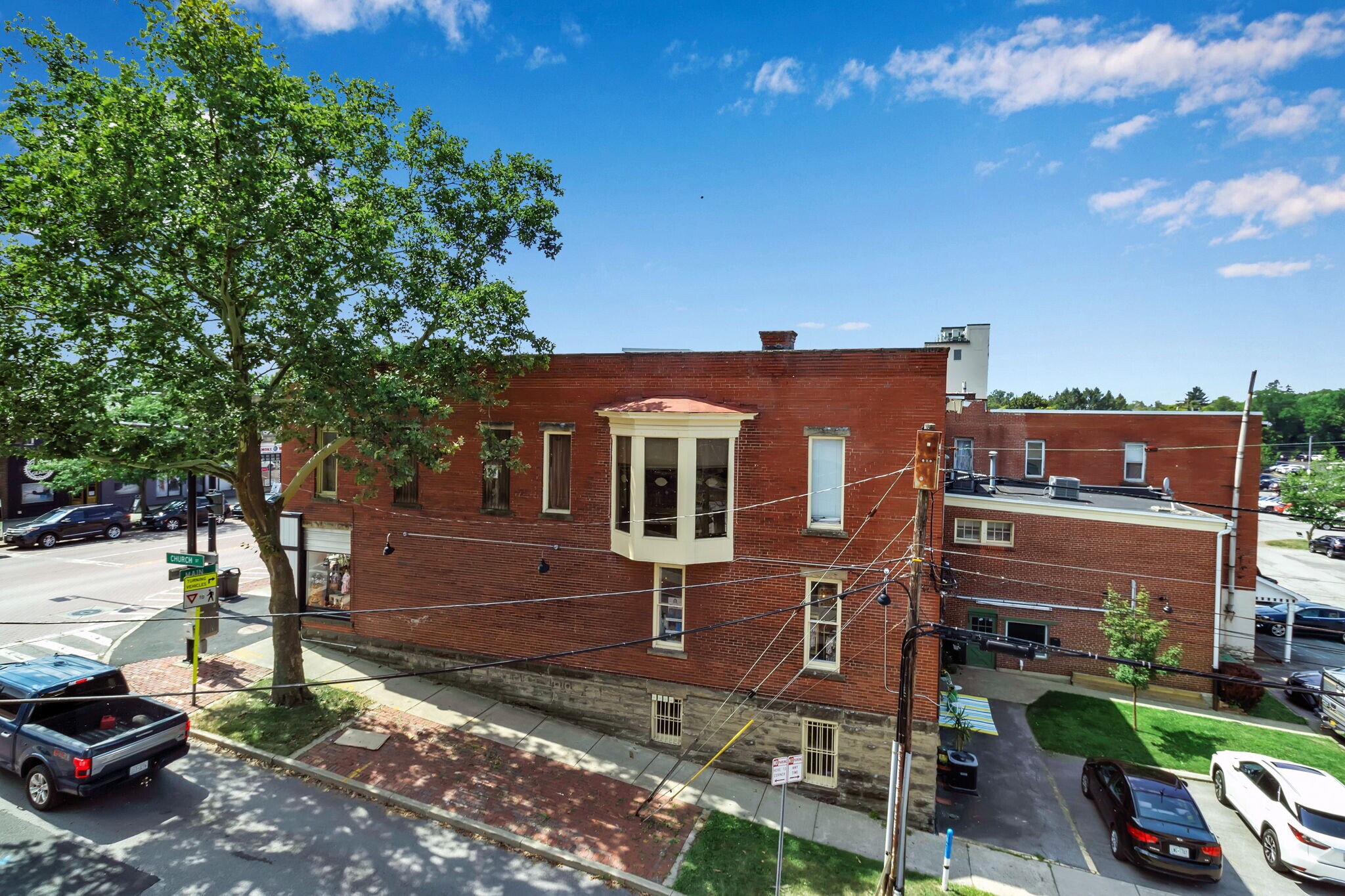 Building Photo - 670 Main St