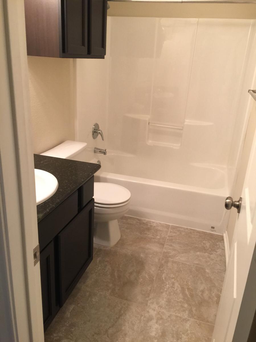 Shared bathroom - 112 Brookside Dr