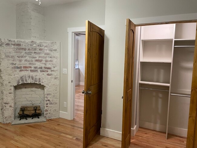 Building Photo - 32 Oak St NE