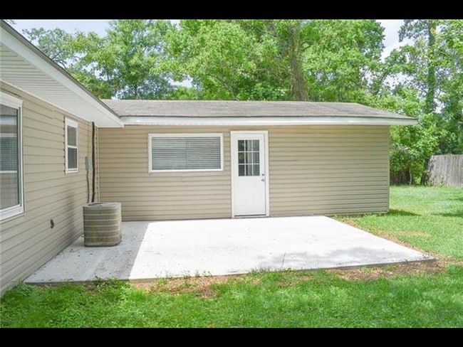 Building Photo - 350 E Pecan St