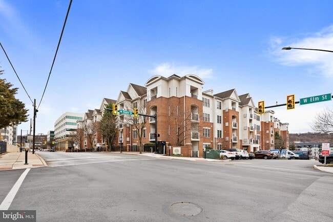 Building Photo - 200 W Elm St