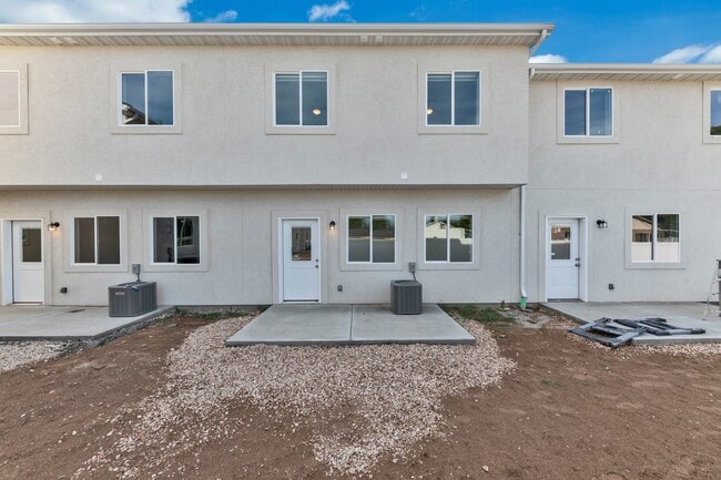 Building Photo - Beautiful 3 Bed, 2.5 Bath Town Home Located in the Sycamore Place Community in West Haven! Availa...