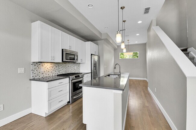 Building Photo - $3,000- 2 Bed/2.5-bathroom Townhome in Denver with Rooftop Deck!