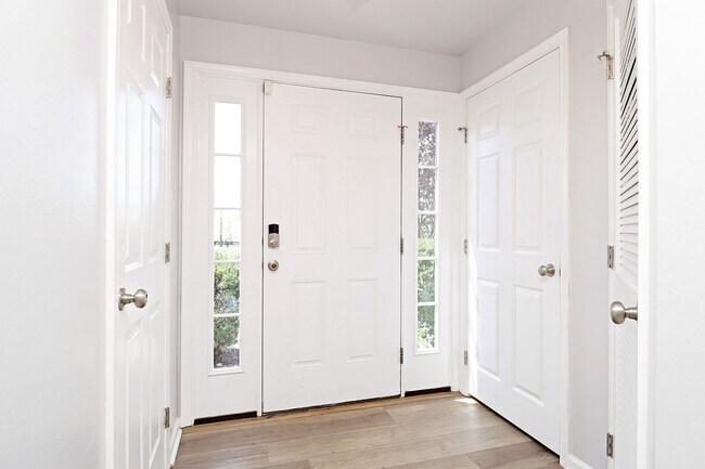 Building Photo - Spring Creek Living! Pet-Friendly Townhome