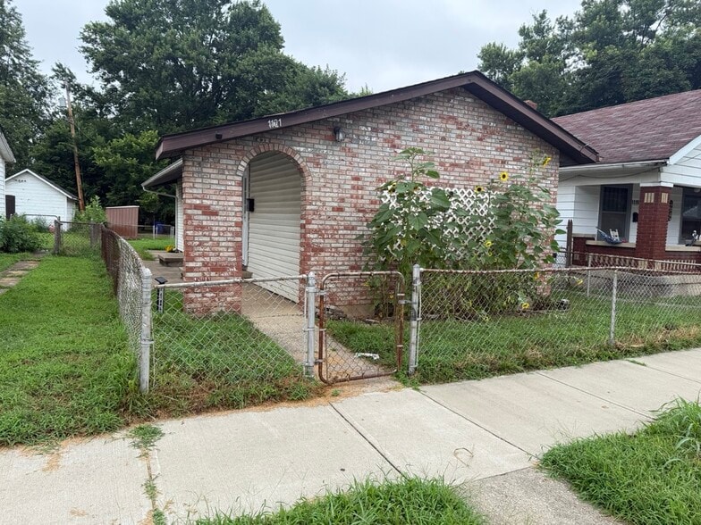 Primary Photo - 1121 Kahn Ave