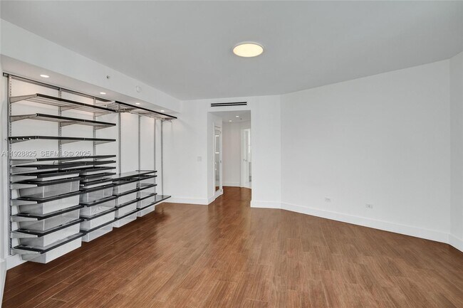 Building Photo - 848 Brickell Key Dr