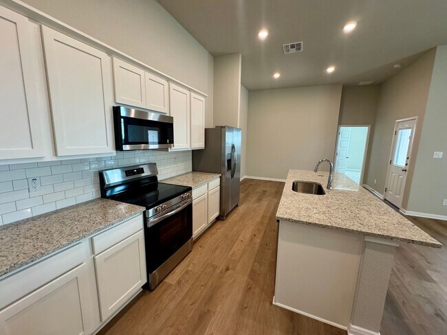 Building Photo - Stunning 4x2.5 Luxury Duplex in Buda, TX!