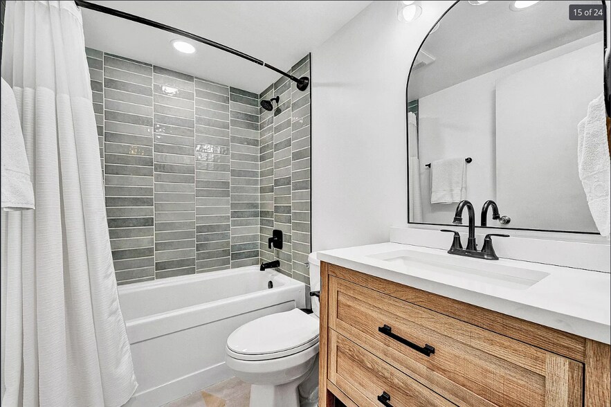 Hallway Bathroom - 5260 Crossbow Cir