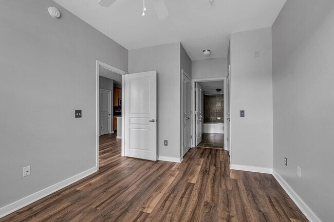 Building Photo - Awesome 1BE/1BA Condo in the heart of West End!