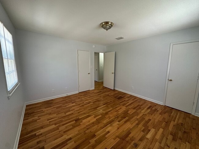 Building Photo - Pet Friendly 2 Bedroom 1.5 Bath Townhome Available Now for Move-in!