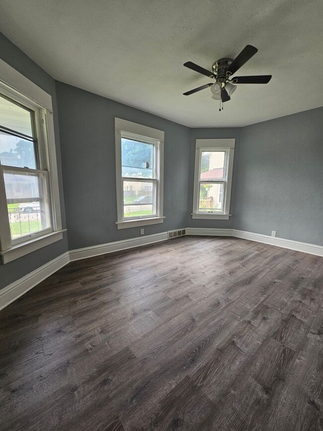 Building Photo - There is a $25 fee per application and eve...