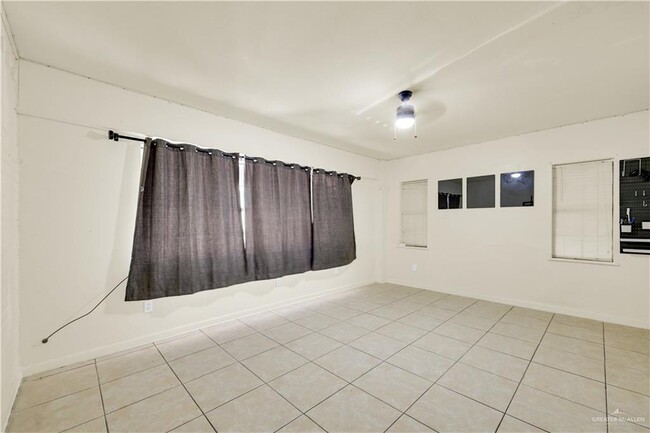 Building Photo - 17 Pin Oak Rd