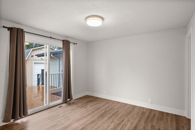 Building Photo - Lovely 3 Bedroom 1.5 bath Milwaukie Charmer.