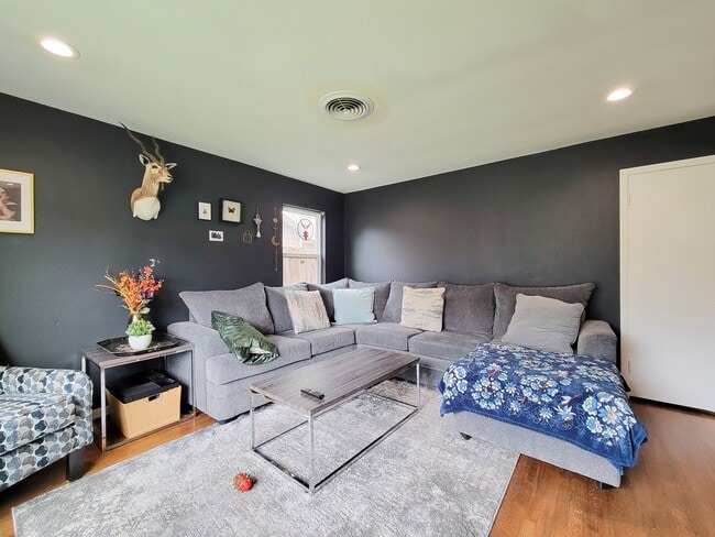 Building Photo - 4405 W 43rd St