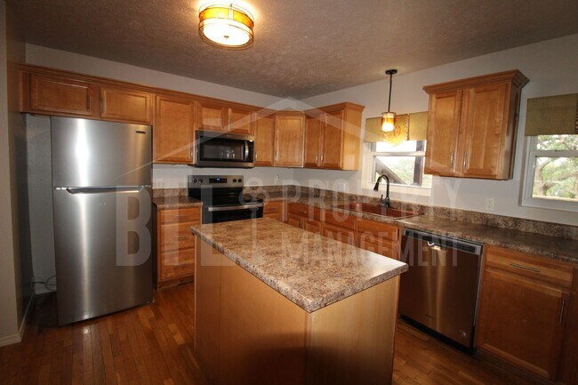 Building Photo - Beautiful Duplex in Kimberling City - Util...