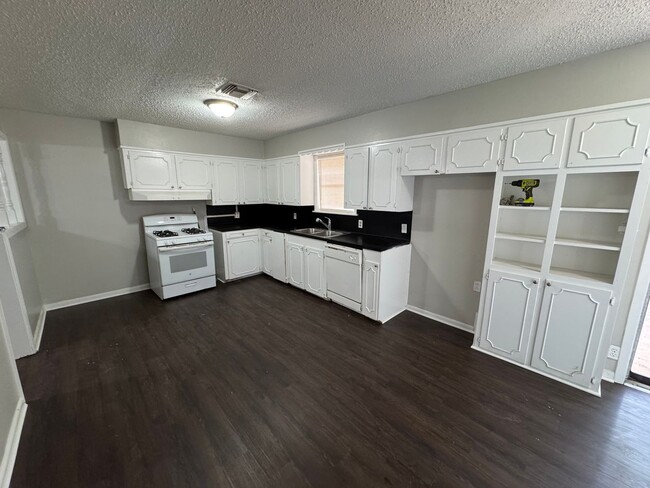 Building Photo - Updated 3 Bedroom home in Central Park