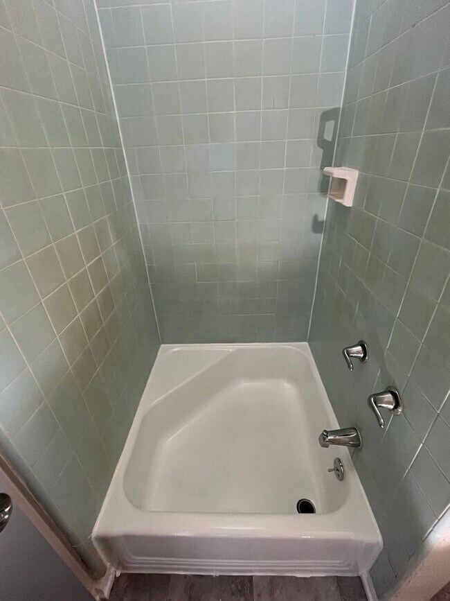 Building Photo - PAPIPI GENDRANO