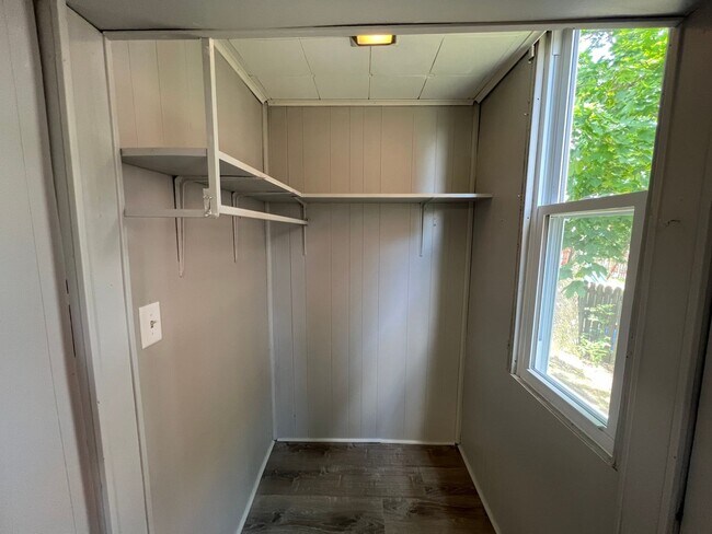 Building Photo - Gorgeous 1 and 2 bedroom apartments for re...