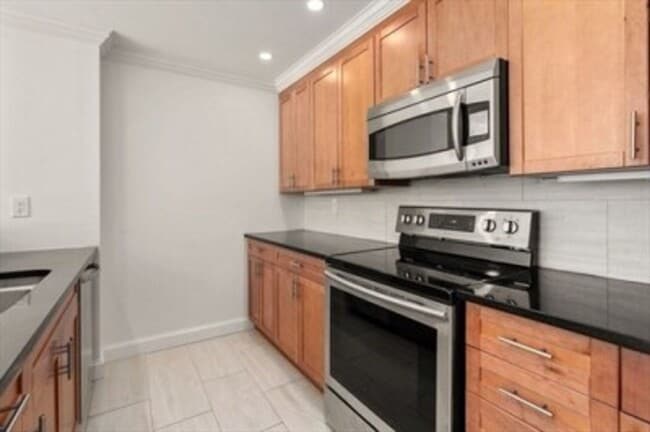 Building Photo - NEWTON 2 bed 2 bath - 9/1