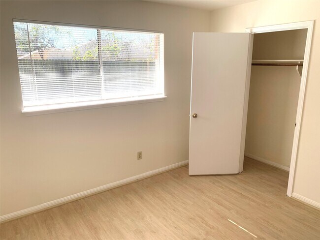 Building Photo - 13611 Elm Ct