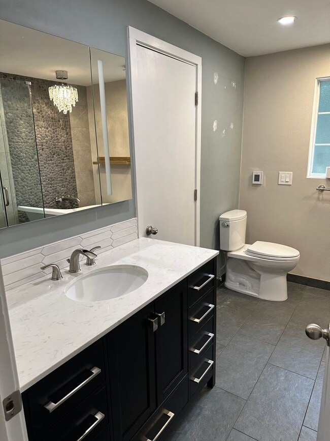 Building Photo - Beautifully updated 4 bedroom 2 bathroom h...
