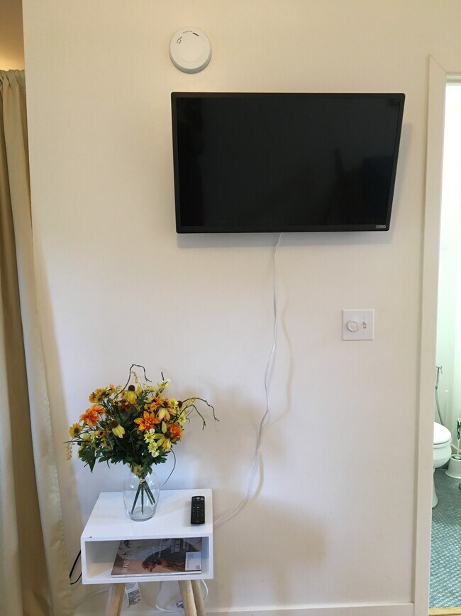 smart TV - 1824 NE 169th St