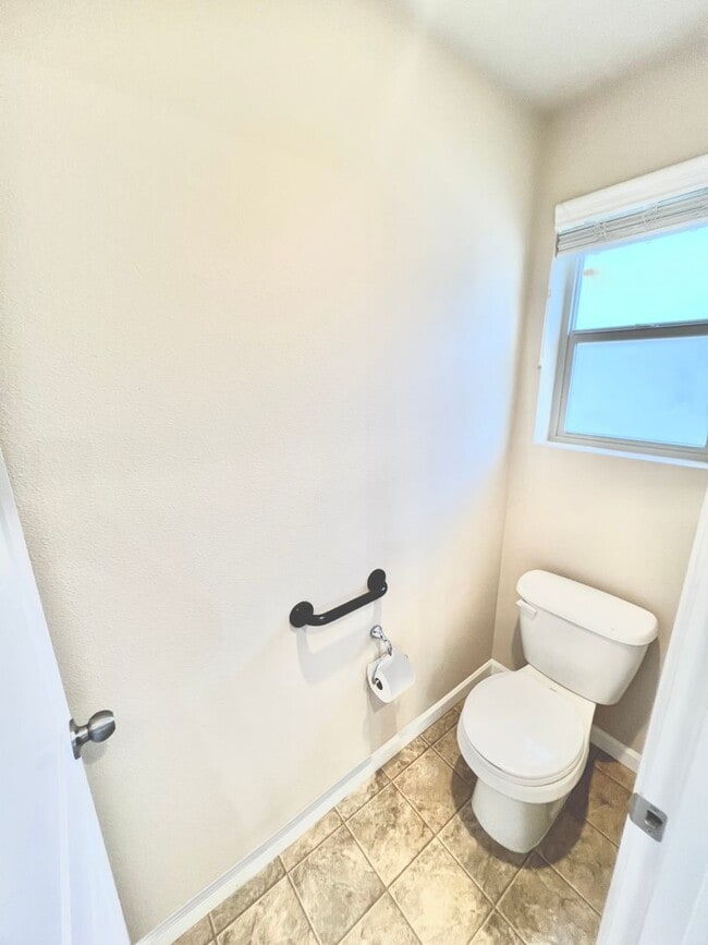 Building Photo - LIKE NEW Truly a MUST SEE! Move-in Ready