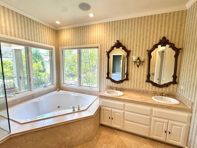 Building Photo - Beautiful 4 Bed 3 Bath Home with Attached ...