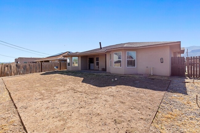 Building Photo - Conveniently located 3 Bedroom with 2 Car Garage