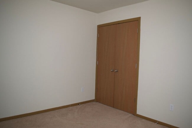 Building Photo - Nice 4 Bed 3 Bath Duplex!