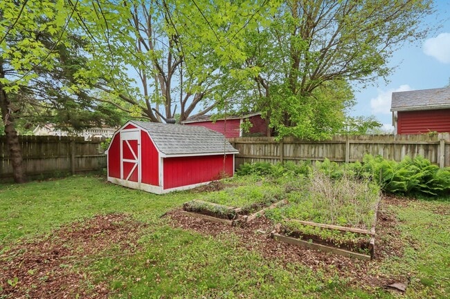 Building Photo - Charming 3-Bedroom Home for Rent in Lake M...