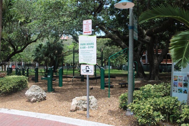 Building Photo - 520 SE 5th Ave