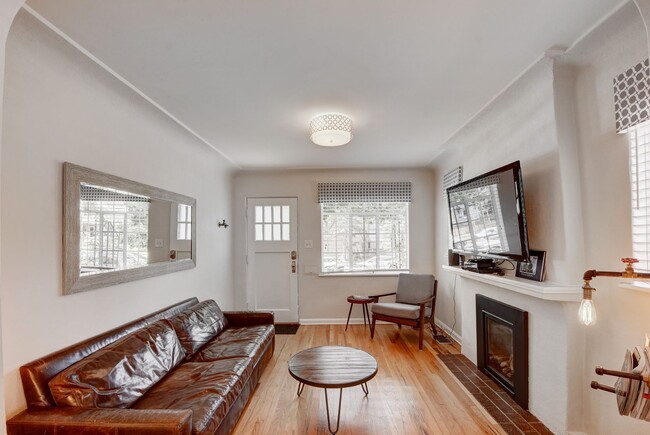 Building Photo - Gorgeous duplex near Cherry Creek!
