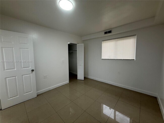 Building Photo - 1122 NW 32nd Ct