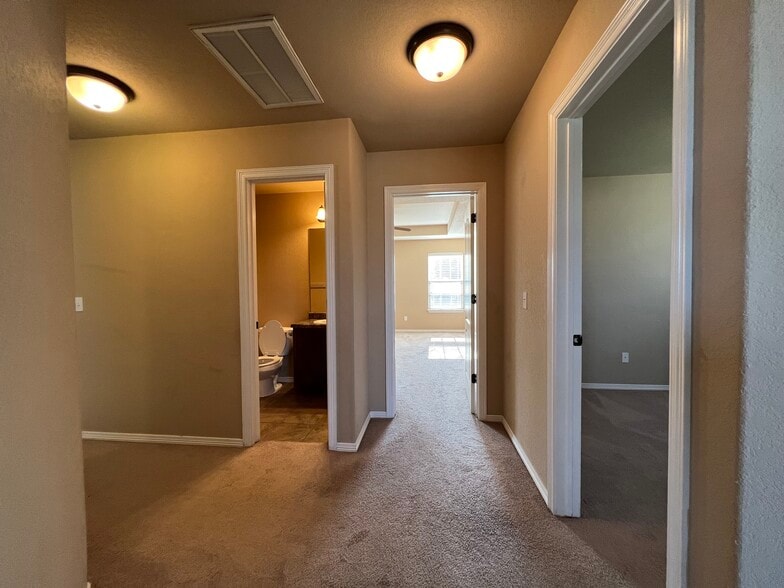 Building Photo - 210 Willow Dr
