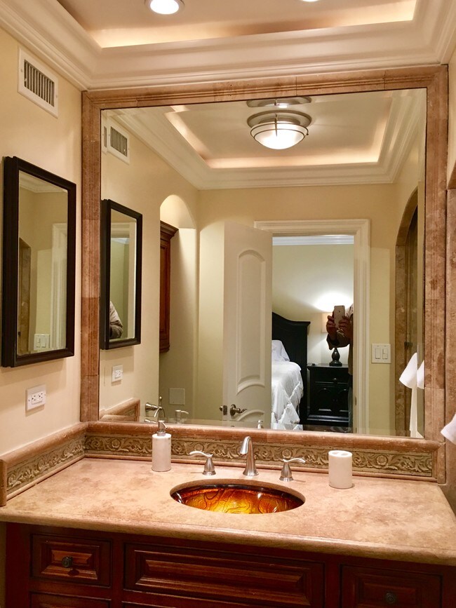 Building Photo - 700 N Irena Ave