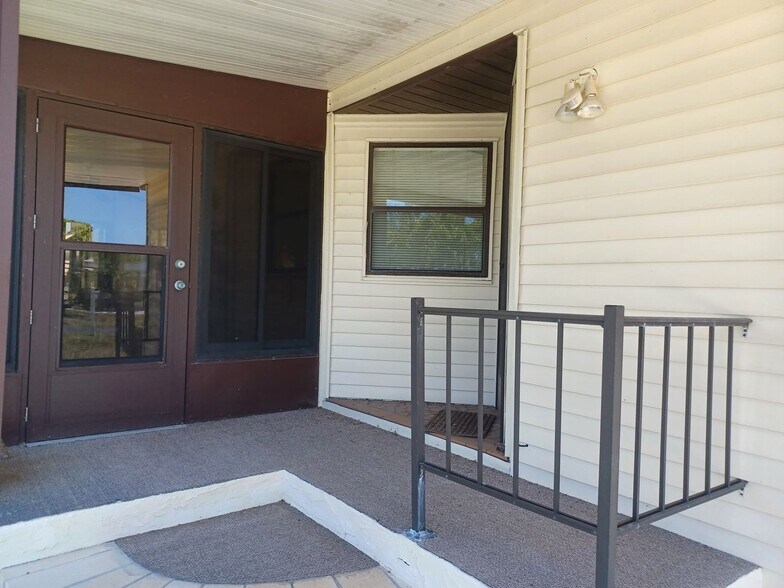 Building Photo - 55 + Community Turn Key 2 Bedroom / 2 Bathroom Home in a Private Gated Community Furnisher Negoti...