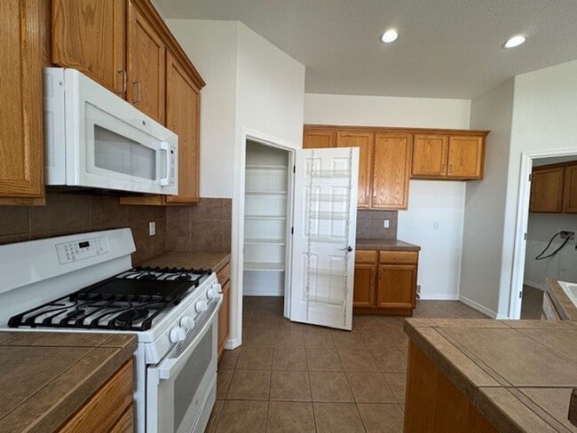 Building Photo - 3 BR on the GOLF COURSE with POOL-Laughlin Ranch Association