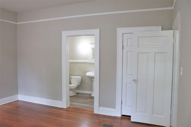 Building Photo - Carefree living with this 1-bedroom beauty...